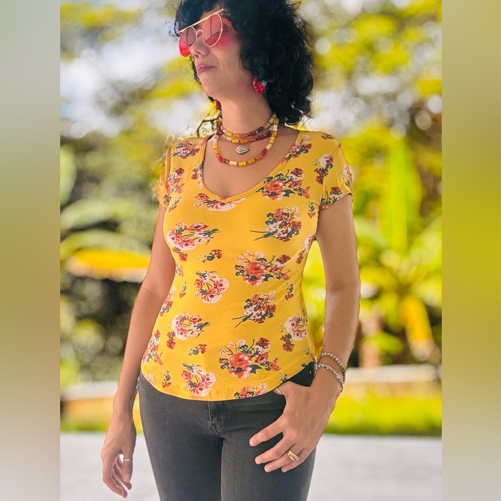 delightful yellow floral top.🌸Super soft fabric that feels like a warm Hug 🤗M
